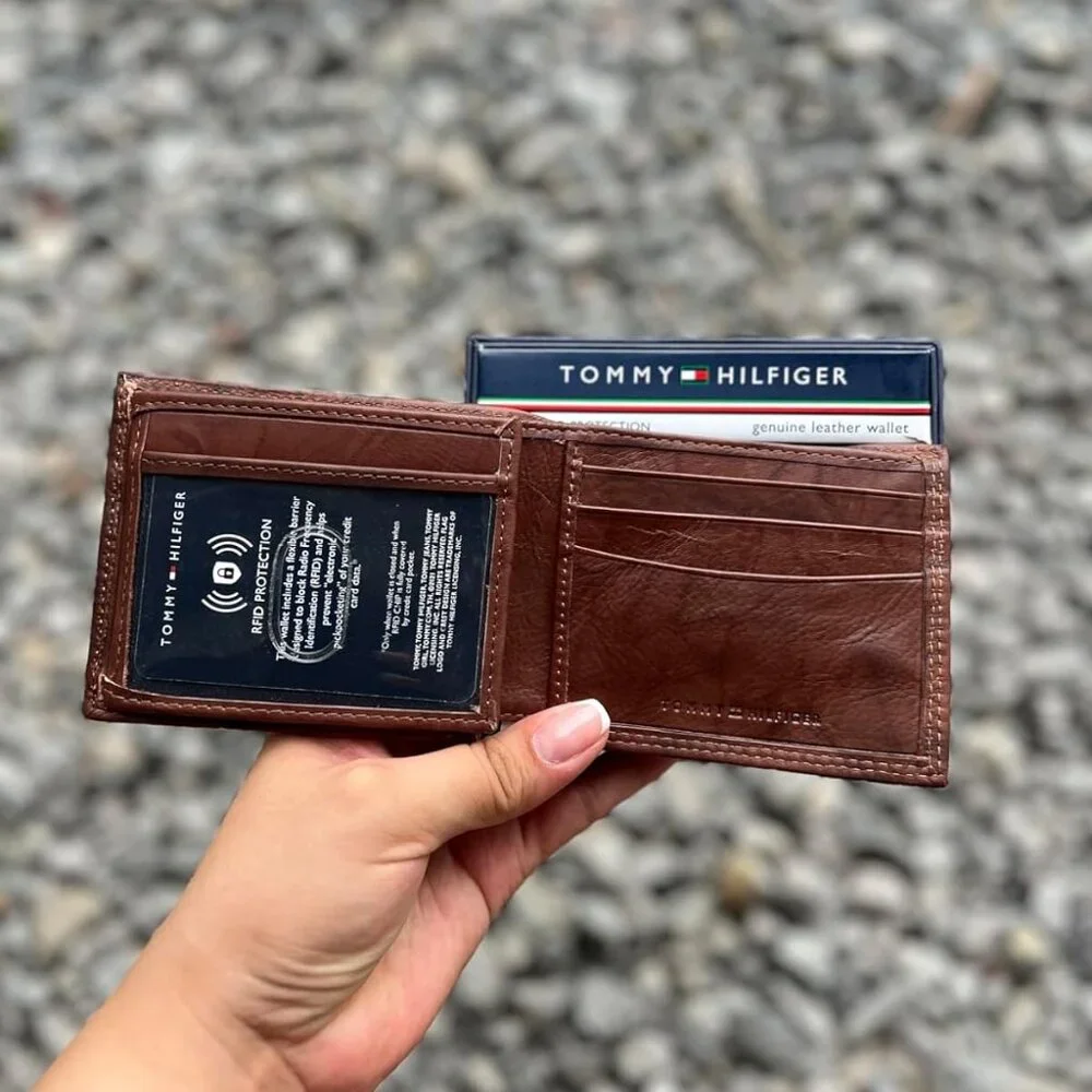 Tommy Hilfiger Men's Classic Logo Style Passcase Bifold Wallet with Card Slots